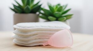 feminine care for beginners, natural intimate hygiene, feminine health without chemicals, natural way to stay fresh, step by step feminine care, vaginal health tips.