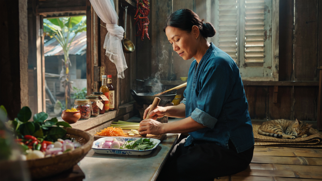beautiful thai women, thai culture and beauty, traditional thai values, dating in thailand, characteristics of thai women, land of smiles, thai relationships, modern thai lifestyle. bangkok dating guide,respect in thai culture